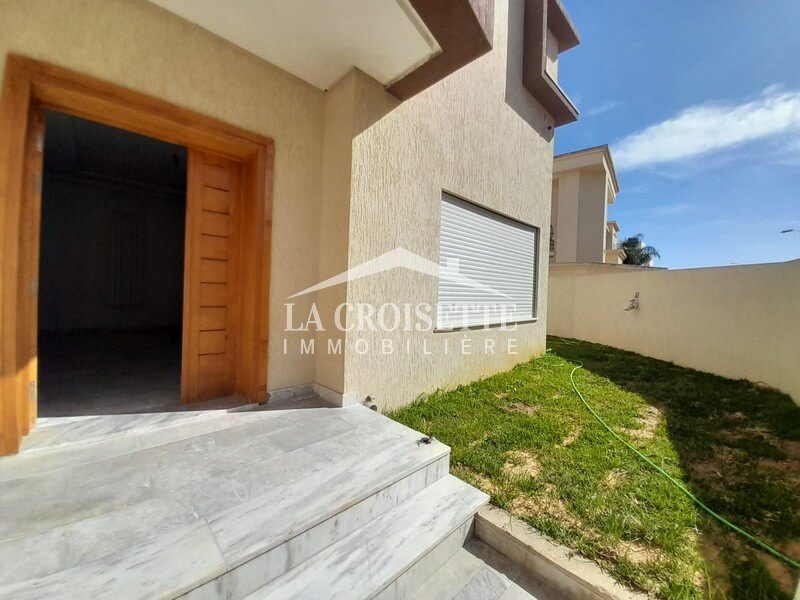 Triplex S+5 avec Jardin à La Soukra